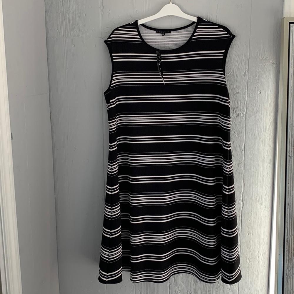 Women's Black & White Sleeveless Casual Dress